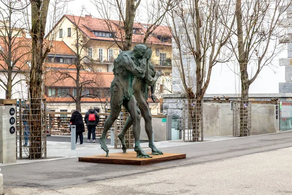 Ljubljana Slovenia Marth 2023 Cennetten Atılan Modern Bir Heykel Heykeltıraş — Stok fotoğraf