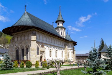 PUTNA, ROMANIA - 30 Nisan 2023: Bu Büyük Stefan 'ın gömülü olduğu ünlü manastırın bölgesinde geleneksel bir Romen tarzı olan bir manastır katedrali (XVII yüzyıl)..