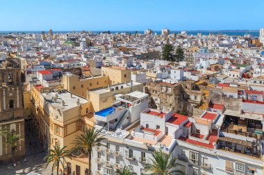 CADIZ, SPAIN - 22 Mayıs 2017: Bu eski şehrin ve okyanusun katedralin yüksekliğinden panoramik bir görüntüsü.