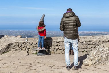 SAN MARINI, SAN MARINO - 11 MARTH 2023: Tanımlanamayan bir aile gözlem güvertesindeki çevreye hayran. 