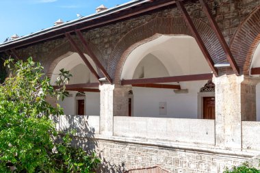 KUSADSI, TURKEY - 2 Haziran 2021: Burası, şu anda bir otel ve hediyelik eşya dükkanlarına ev sahipliği yapan antik Okuz Mehmed Paşa kervanının (XVII..