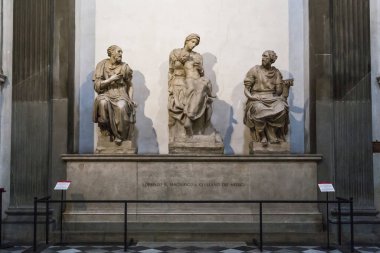FLORENCE, ITALY - 13. SEPTEMBER 2018: Bu, Muhteşem Lorenzo ve kardeşi Julian ile birlikte San Lorenzo Bazilikası 'nın iç tarafındaki Medici Şapeli' nde (Michelangelo tarafından) bir lahit..