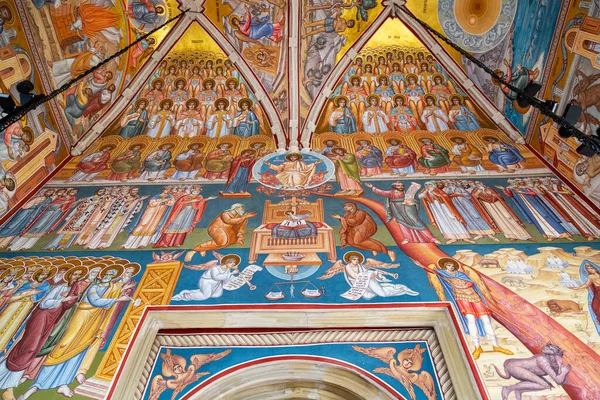 プットナ ルーマニア エイプリル社2023年30日 これは有名な正教会修道院の大聖堂のポーチにあるフレスコ画です — ストック写真