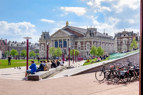 オランダのアムステルダム 2013年5月9日 これは博物館広場の一部で 休暇中の休暇 そしてコンセルトヘボウの建物の眺めでいっぱいです — ストック写真