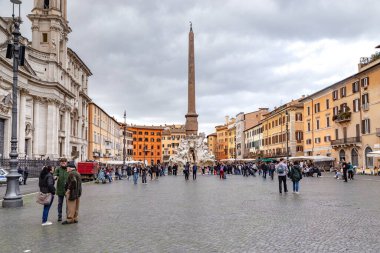 ROME, ITALY - MARTH 9, 2023: Bu Navona Meydanı, eski bir Roma stadyumunun bulunduğu yer ve 17. yüzyılda Barok tarzında inşa edilmiştir..
