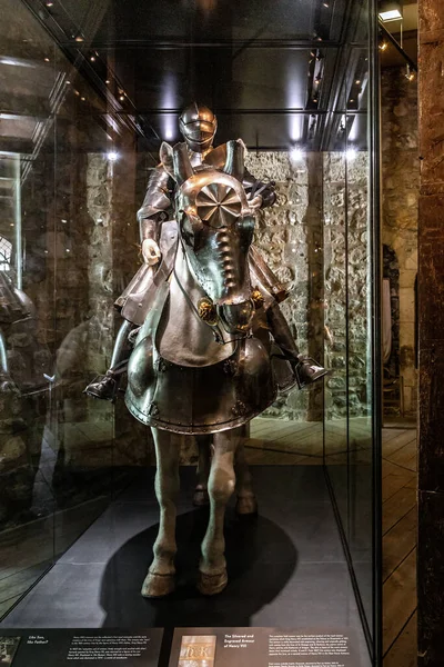 stock image LONDON, GREAT BRITAIN - MAY 16, 2014: This is a royal knight's armor in the Armory Chamber of Henry VIII in the Tower of London.