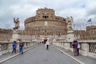 ROMA, İTALYA - 9 MARTH 2023: bu Kutsal Meleğin Köprüsü ve Kalesi.