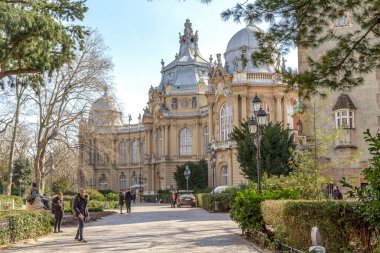 BUDAPEST, HUNGARY - 13 MARTH 2023: Bu Varosliget parkındaki Macar Tarım Müzesi 'nin barok binası.