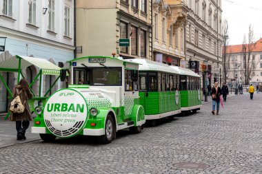 LJUBLJANA, SLOVENIA - MARTH 7, 2023: Bu eski şehrin sokaklarında turistik bir gezi treni.