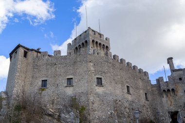 SAN MARINO, SAN MARINO - 11 MARTH 2023 Bu Monte Titano 'daki La Cesta Kalesi' nin ya da İkinci Kule 'nin aşılmaz duvarlarının görüntüsü.