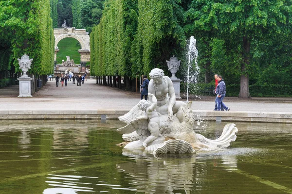 ウィーン オーストリア 2019年5月14日 これは シュンブルン公園の路地にあるバロック様式の噴水マーメイドとキューピッドです — ストック写真