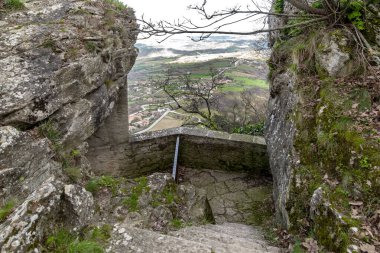 SAN MARINO, SAN MARINO - MARTH 11, 2023: Bu eski bir kaledir dağ yamaçlarında doğal kayalık yardım kullanılarak donatılmış.