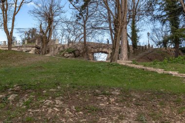 SAN MARINO, SAN MARINO - 11 MARTH 2023: Titano Dağı sırtı boyunca kale kuleleri arasında bir geçit.