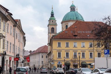 LJUBLJANA, SLOVENIA - MARTH 7, 2023: Bu Vodnik Meydanı 'ndan kuleye ve St. Nicholas Katedrali' nin kubbesine bir manzara.