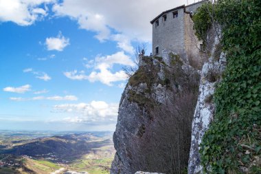 SAN MARINO, SAN MARINO - MARTH 11, 2023: Bu İkinci Kule tahkimatı bir parçası zaptedilemez kaya üzerinde yükselen.