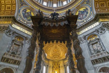 ROME, VATİKAN - 9 MARTH 2023: Bu Aziz Peter Bazilikası 'nın içindeki Havari Peter' ın mezarının üstündeki ciboryumun tepesidir..