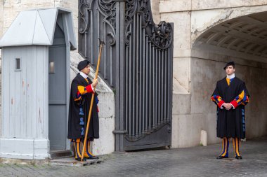 ROME, VATİKAN - 9 MARTH 2023 Bunlar Vatikan 'ın girişindeki İsviçreli muhafızlar..