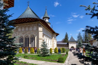 PUTNA, ROMANIA - 30 Nisan 2023: Bu Büyük Stefan 'ın gömülü olduğu ünlü manastırın bölgesinde geleneksel bir Romen tarzı olan bir manastır katedrali (XVII yüzyıl)..