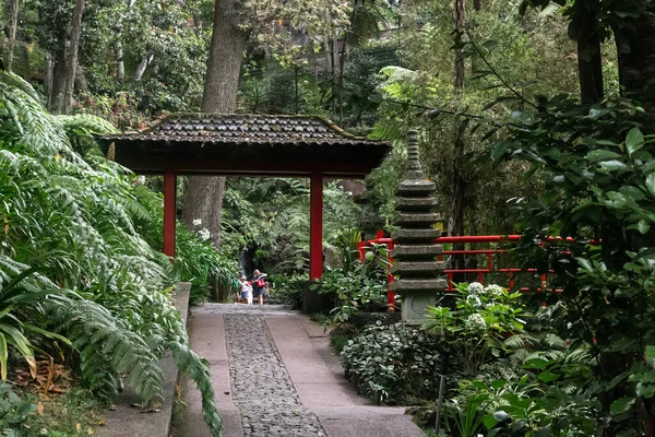 FUNCHAL, PORTUGAL - 24 Ağustos 2021: Bu Monte Tropikal Parkı 'ndaki Kuzey Doğu Bahçesi' nin giriş kapısı.