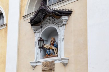 LJUBLJANA, SLOVENIA - MARTH 7, 2023: Bu Pieta 'nın St. Nicholas Katedrali' nin duvarındaki bir resmi..
