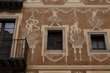 BARCELONA, SPAIN - 10 Mayıs 2017: Bu binanın ön cephesindeki eski sanatsal dekorasyonun bir parçası.