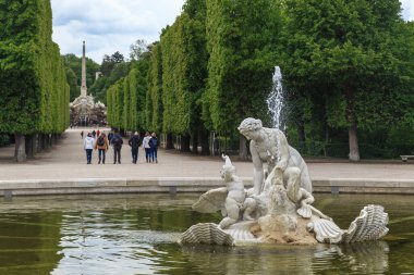 Vienna, AUSTRIA - 14 Mayıs 2019 Bu Schonbrunn Parkı 'ndaki barok çeşmesi Denizkızı ve Aşk Tanrısı.