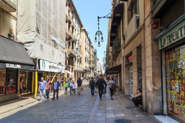BARCELONA, SPAIN - 11 Mayıs 2017: Bu Gotik Mahalledeki geniş bir orta çağ Ferran Sokağı..