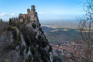 SAN MARINO, SAN MARINO - 11 MARTH 2023: Bu Monte Titano 'daki Guaita Kalesi' nin ya da Birinci Kule 'nin 11. yüzyılda küçük İtalyan enklavında inşa edilen üç kalenin ilki..