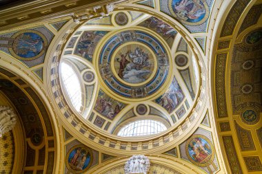 BUDAPEST, HUNGARY - 13 MARTH 2023: Bu Szechenyi Hamamları tesis kompleksinin merkez kubbesinin iç görüntüsü.