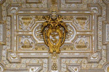ROME, VATİKAN - 9 MARTH 2023: Bu, Aziz Peter Bazilikası 'nın ana avlusunda Papa V. Paul' un arması bulunan bir parça..