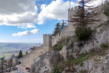 SAN MARINO, SAN MARINO - 11 MARTH 2023: Bu ortaçağ şehrinin duvarları. 