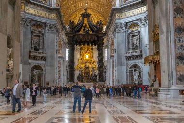 ROME, VATİKAN - 9 MARTH 2023 Bunlar Havari Peter 'ın mezarının üzerindeki ciboryum ve Aziz Peter Bazilikası' nın içindeki ana sunak..