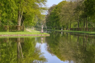 HAARZUILIENS, NETHERLANDS - 6 Mayıs 2013: Bu Castle de Haar 'da yapay göleti olan bir park.