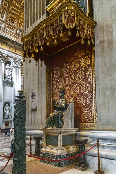 Рим Ватикан Марта 2023 Бронзовая Статуя Апостола Петра Базилике Святого — стоковое фото