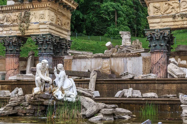 Vienna, AUSTRIA - 14 Mayıs 2019 Bu Schonbrunn Park 'taki Roma Harabeleri Çeşmesi' nin bir parçası..