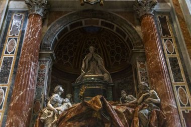 ROME, VATİKAN - 9 MARTH 2023: Aziz Peter Bazilikası 'nda Papa VII. Alexander' ın mezar taşı.