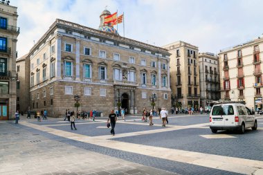BARCELONA, SPAIN - 10 Mayıs 2017: Bu, hükümetin merkezi olarak inşa edilen ve hala işlevini sürdüren Generalitat Sarayı 'nın ortaçağ binası..