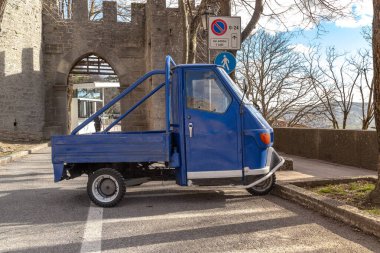 SAN MARINO, SAN MARINO - 11 MARTH 2023 Bu bir İtalyan ticari kargo scooter 'ı Piaggio Maymun 50 Katalizli.
