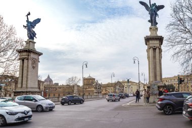 ROMA, İTALYA - 9 MARTH 2023: bu Tiber üzerinden Victor Emmanuel II Köprüsü 'nün girişi.