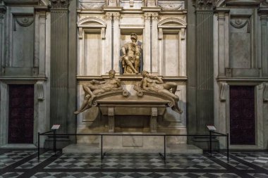 FLORENCE, ITALY - 13 EPTEMBER 2018: Bu San Lorenzo Bazilikası 'nın içindeki Medici Şapeli' nde (Michelangelo tarafından) Muhteşem Lorenzo 'nun mezar taşı.