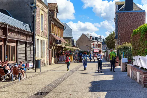 ETRETAT, FRANCE - SEPTEMBER 1, 2019: Bu Normandiya 'da küçük bir tatil köyünün sokaklarından biri.