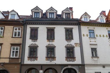 LJUBLJANA, SLOVENIA - MARTH 7, 2023: Bu 17.-18. yüzyıllardaki eski evlerin cephelerinin bir parçası.