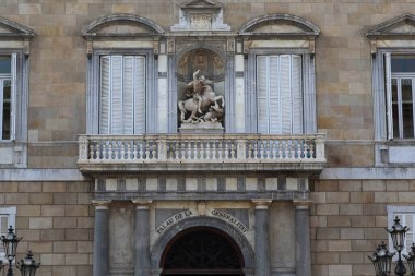 BARCELONA, SPAIN - 10 Mayıs 2017: Bu Aziz George 'un bir heykeli Generalitat Sarayı' nın ortaçağ binasının ön cephesindeki bir oyuk..