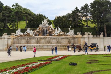 Vienna, AUSTRIA - 14 Mayıs 2019 Bunlar Schonbrunn Park 'taki Neptün Çeşmesi yakınlarında kimliği belirsiz ziyaretçiler..