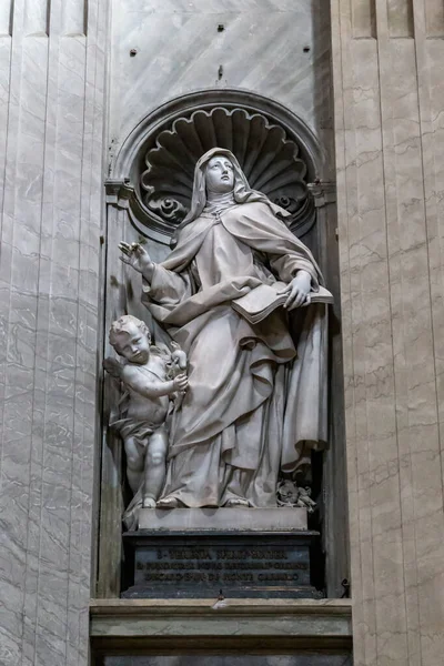 Vatican 2023年3月9日 这是位于圣彼得大教堂塔楼壁龛中的阿维拉的圣特雷莎雕像 — 图库照片