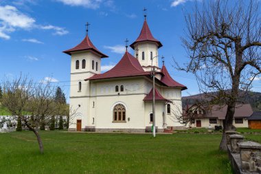 PUTNA, ROMANIA - 30 Nisan 2023: Bu geleneksel Romen tarzında inşa edilmiş bir ortodoks kilisesinin modern bir binası.