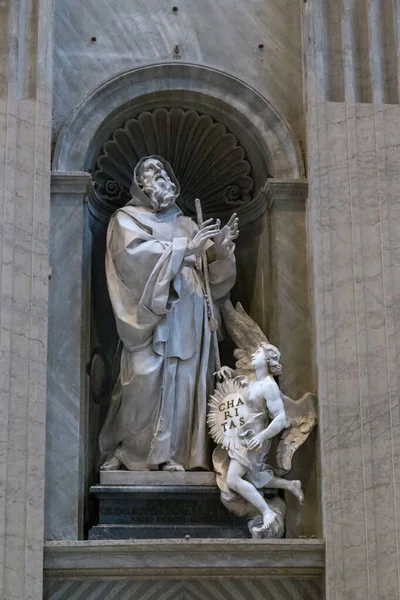 Vatican 2023年3月9日 这是位于圣彼得大教堂塔楼壁龛中的波拉圣弗朗西斯雕像 — 图库照片