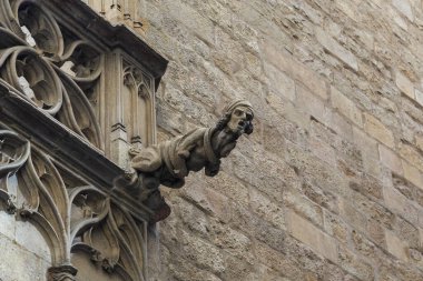 BARCELONA, SPAIN - 10 Mayıs 2017: Bu, Gotik Mahalledeki Piskopos Sokağı 'nda ortaçağ canavarı olan bir binanın bir parçası..
