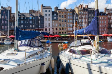 HONFLEUR, FRANCE - 1 EYLÜL 2019: Bu eski kasabadaki St. Etienne rıhtımındaki marinadan St. Catherine 's Barajı' nın manzarası.