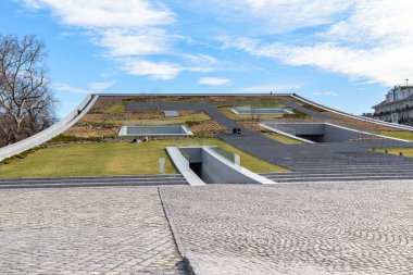 BUDAPEST, HUNGARY - 13 MARTH 2023: Bu, üzerinde suni bir park ve çatıda bir bakış açısı olan modern Etnografi Müzesi binasının kemerli çatısı.